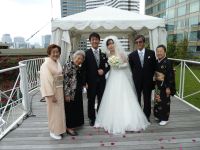 豪とはるひ結婚式の後で 左から　多喜子、さだ、豪・はるひ、里程、春子